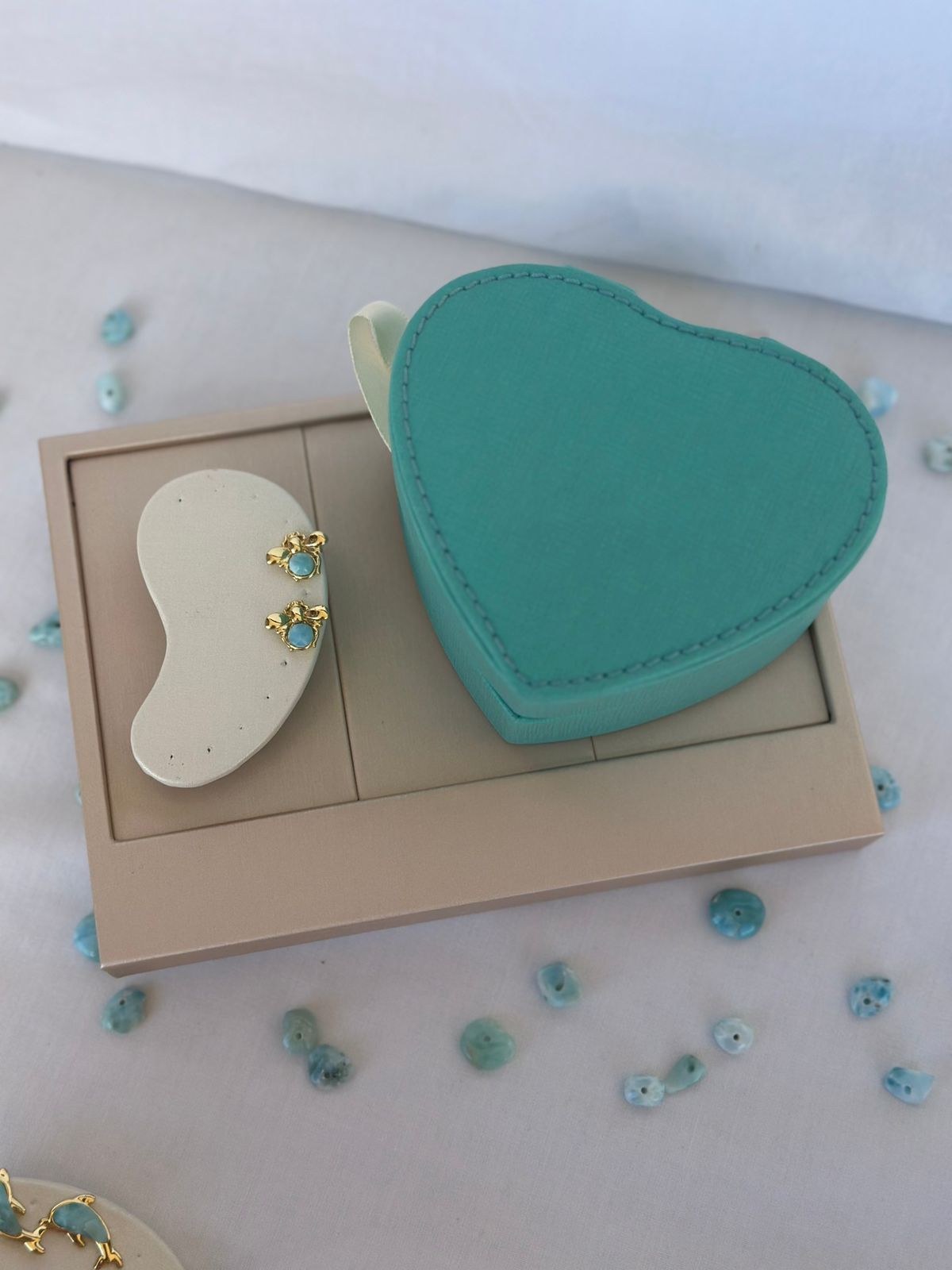 Par aretes abeja larimar original laminado oro expositor