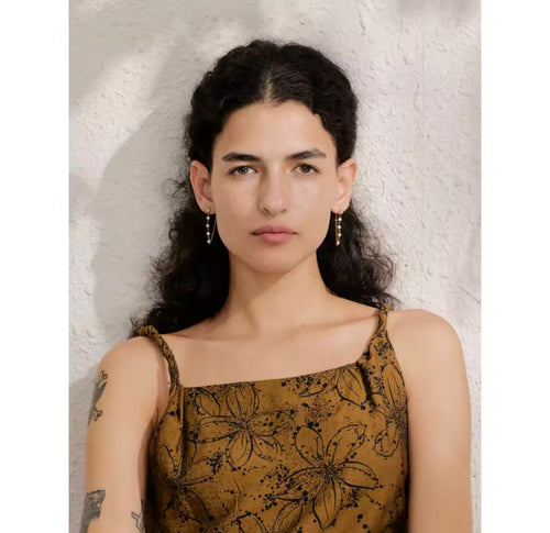 Aretes colgantes zirconia dorado mujer vista frontal