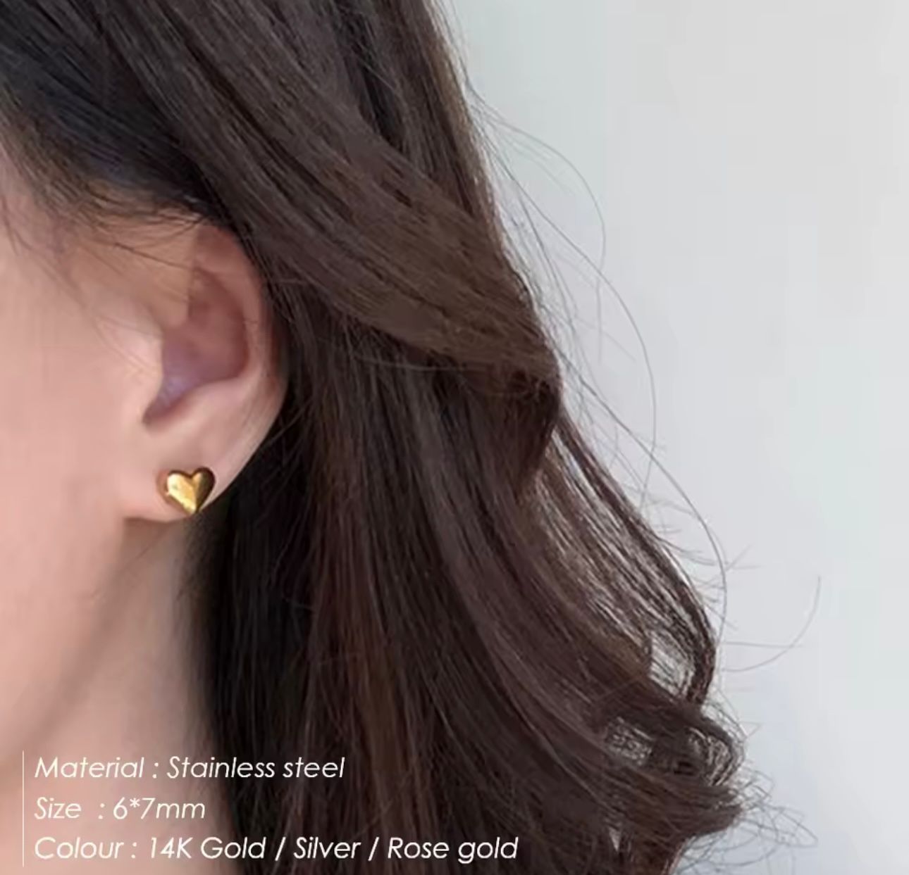 Modelo luciendo arete de corazón dorado minimalista de Pretty Women RD.
