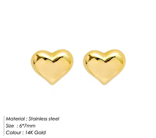Aretes de corazón minimalistas en acero inoxidable con baño de oro 14K.