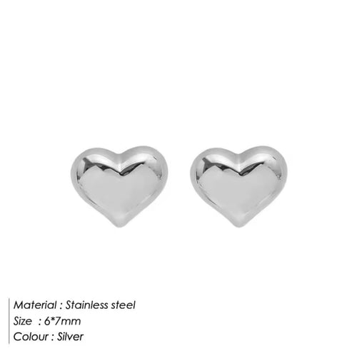 Aretes de corazón pequeños color plata en acero inoxidable hipoalergénico.