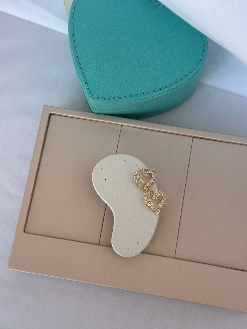 Par aretes corazón zirconia laminado oro expositor