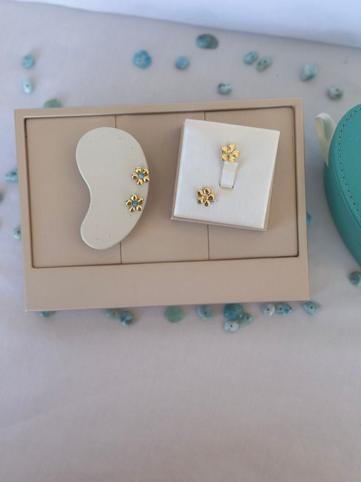 Par aretes flor larimar original laminado oro con caja presentación