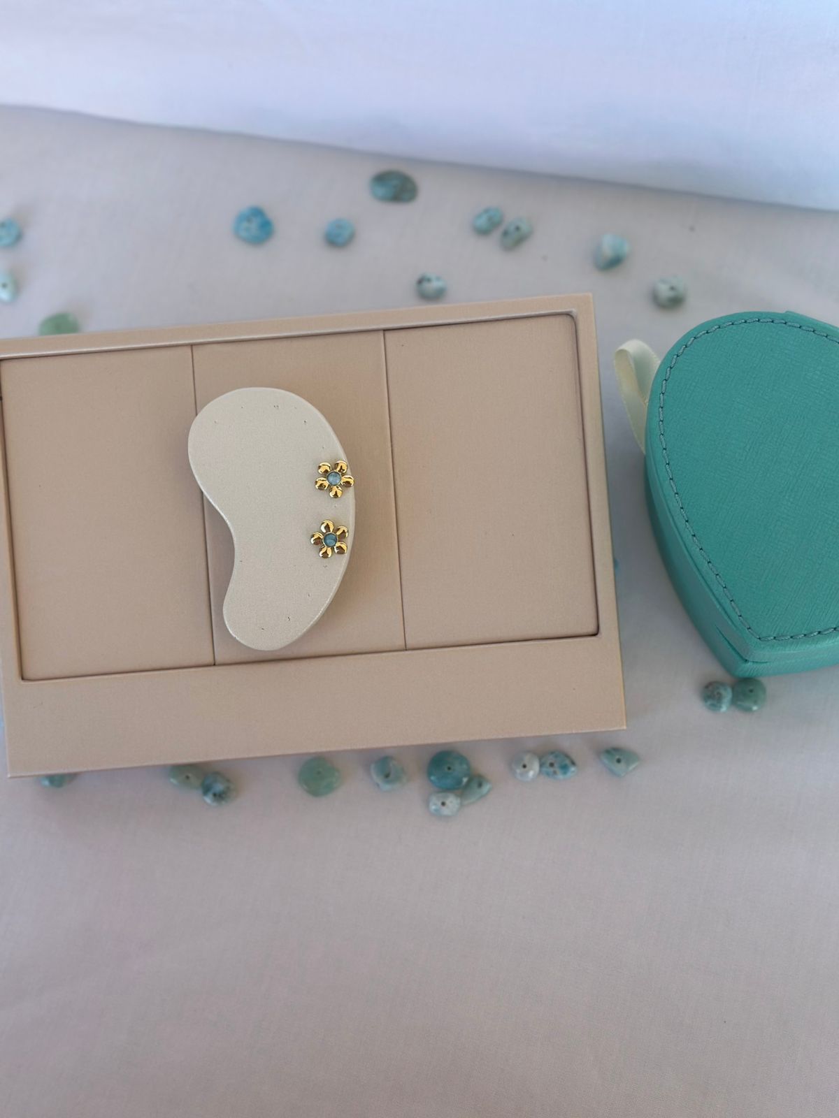 Par aretes flor larimar original laminado oro en expositor
