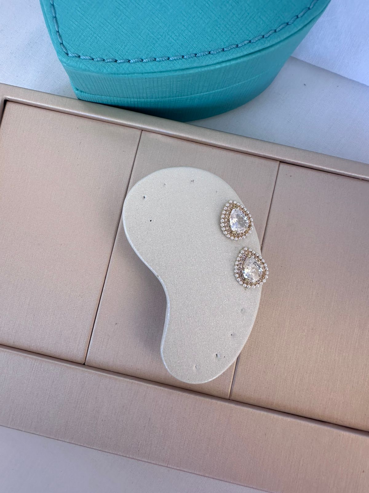 Aretes gota zirconia halo laminado oro detalle