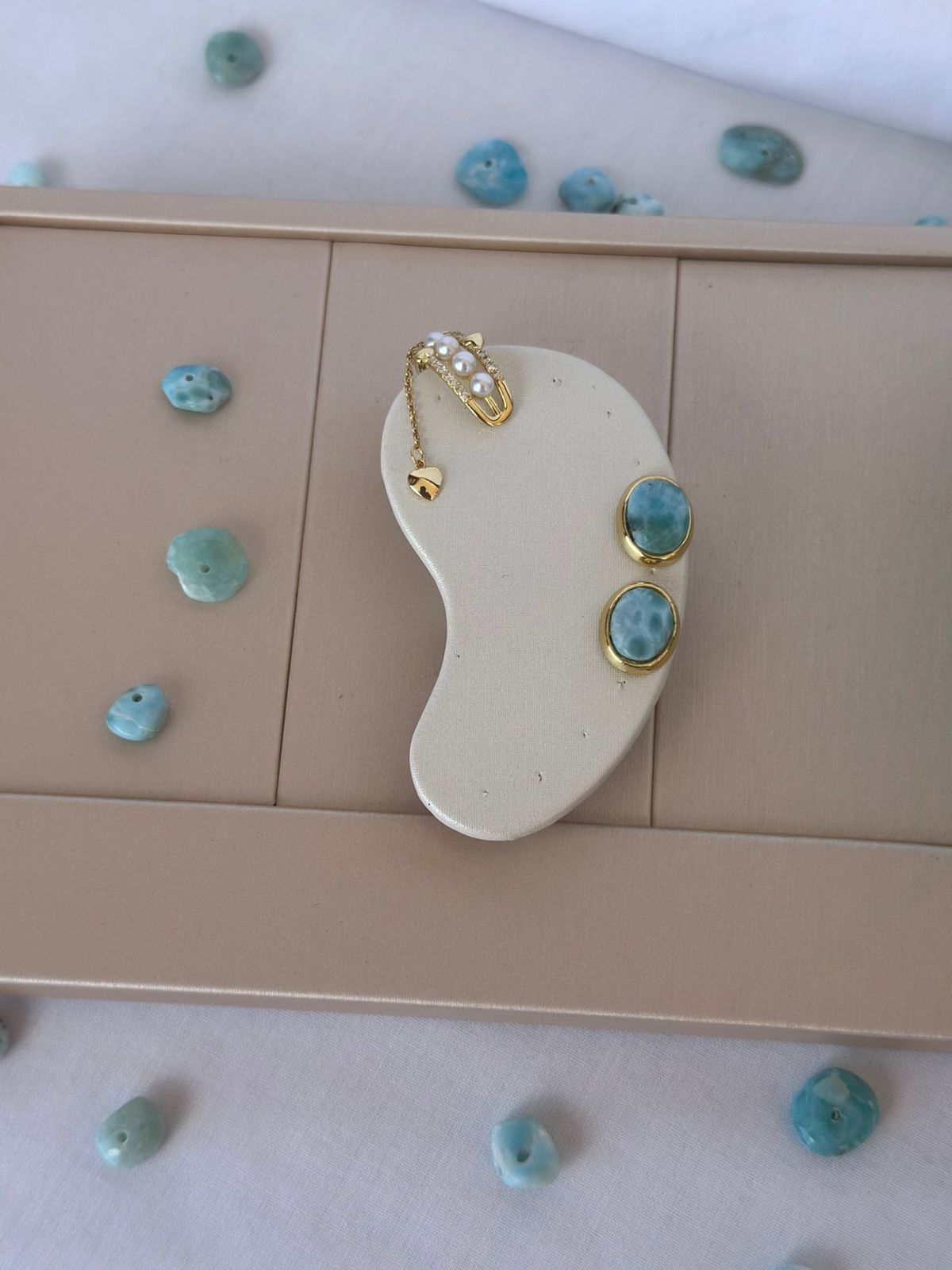 Par aretes ovalados larimar original laminado oro expositor