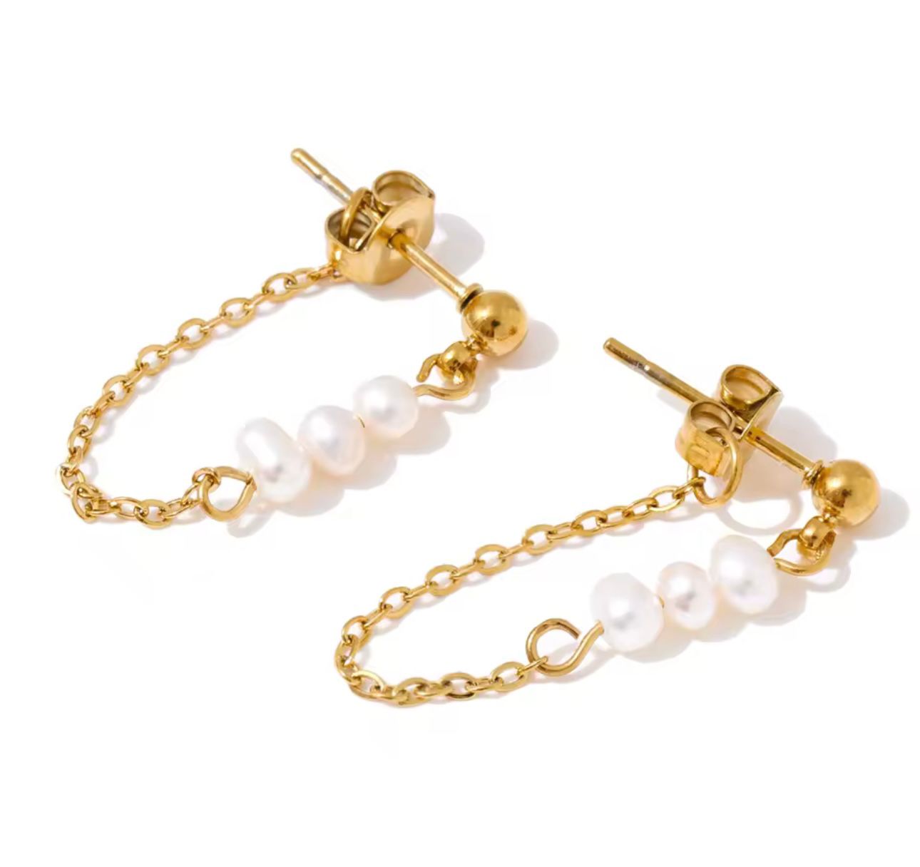 Detalle par aretes perla natural cadena dorada oro 14K