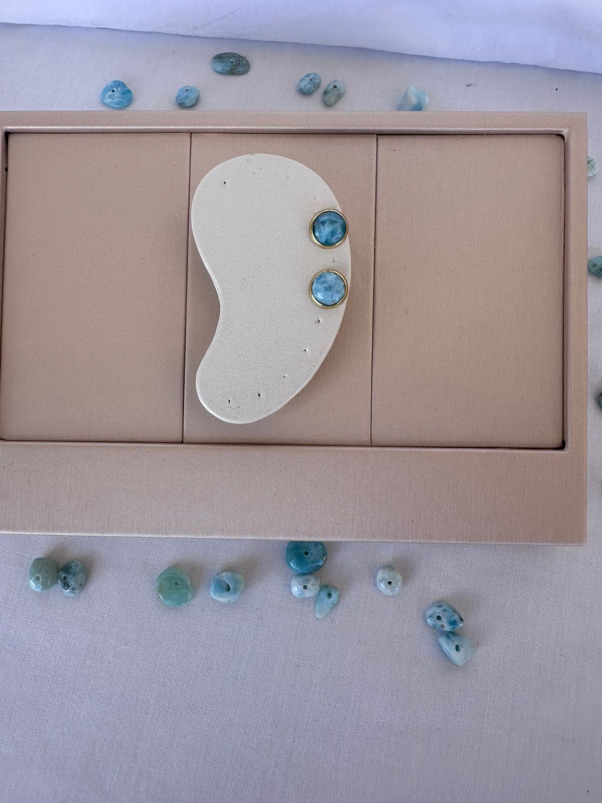 Par aretes larimar original dominicano laminado en oro en expositor