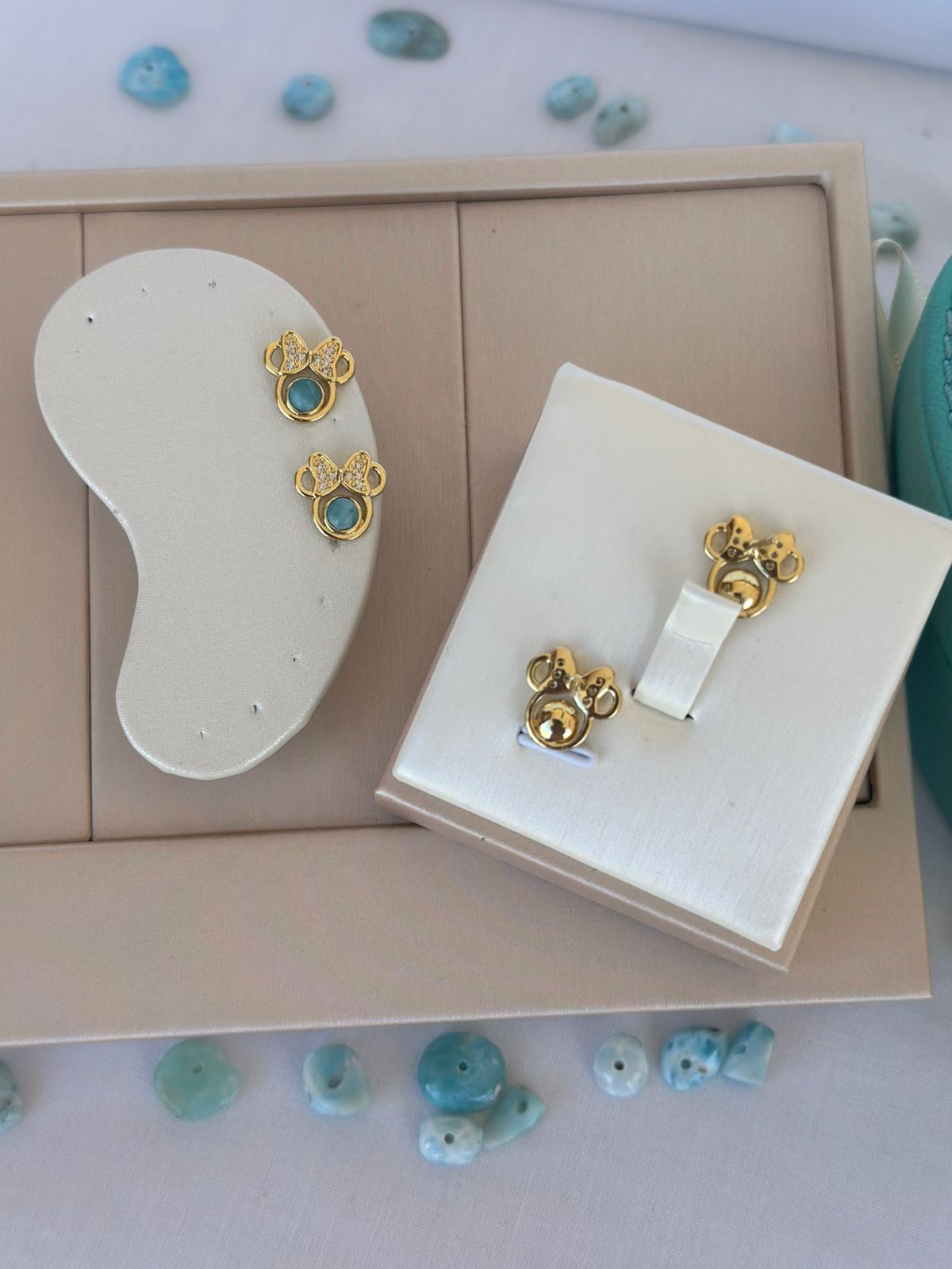 Par aretes ratón lazo larimar original laminado oro con caja