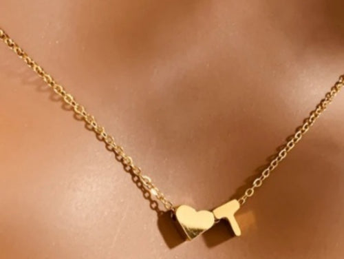 Cadena con inicial y corazon en acabado dorado