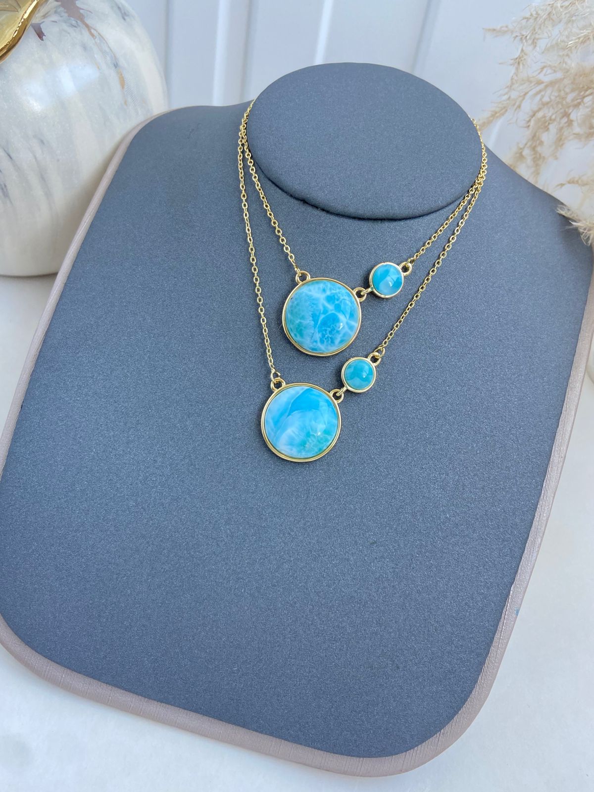 Collar doble con circulos azules en acabado dorado