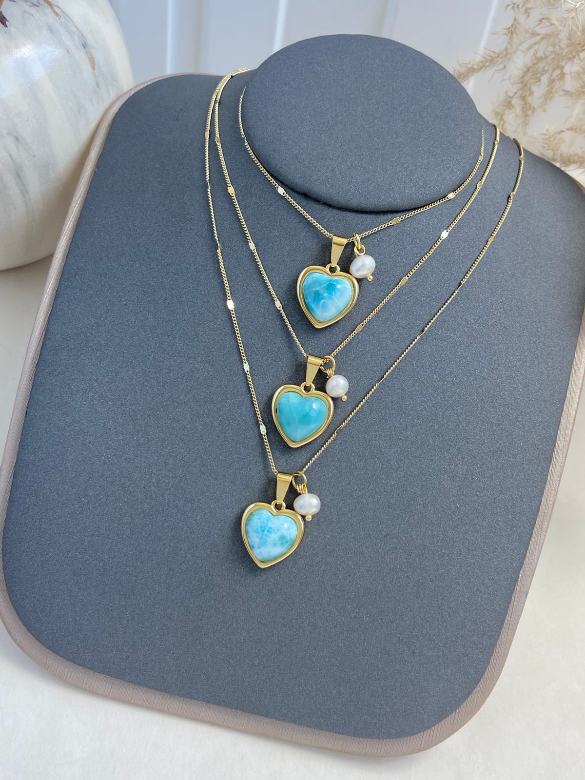 Collar en capas con corazon azul y perla en acabado dorado