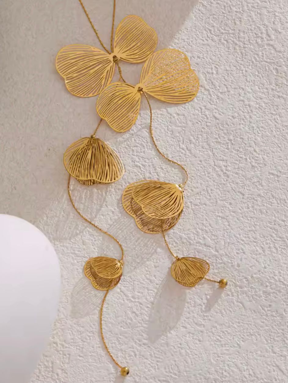 Detalle del collar largo orquidea dorado