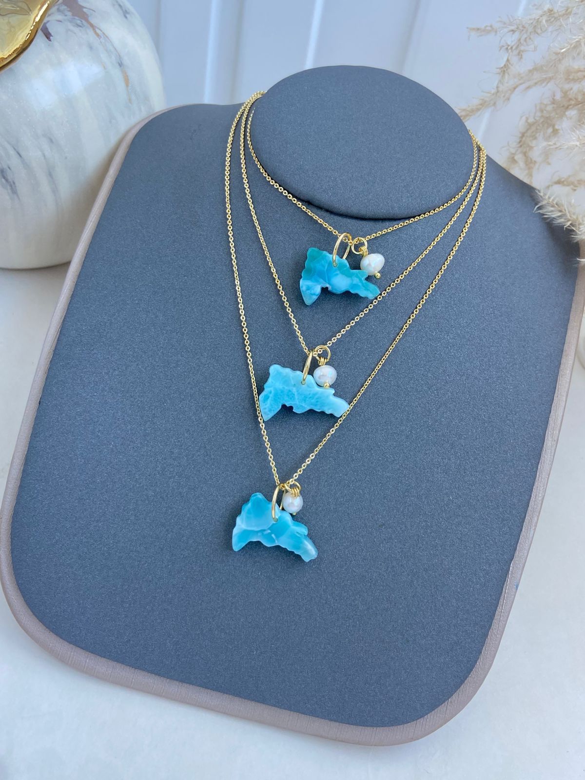 Collar mapa de Republica Dominicana azul con perla en acabado dorado