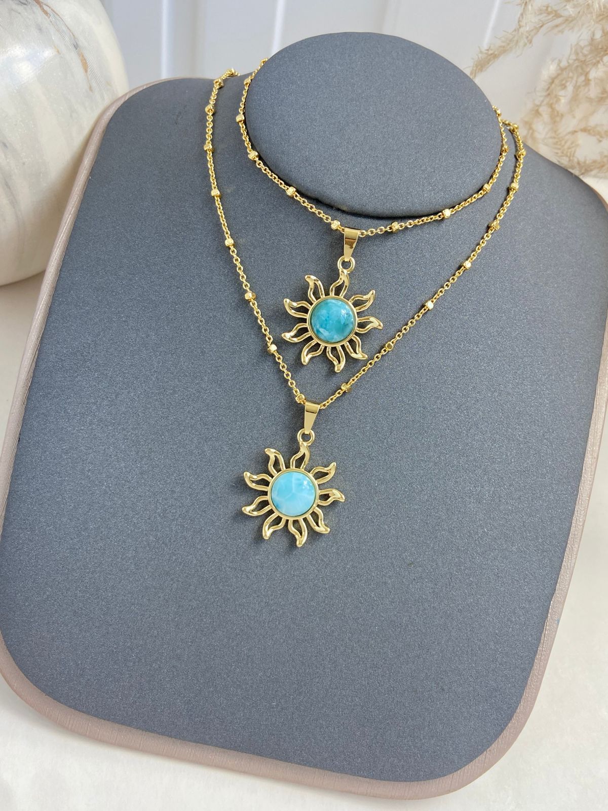 Collar mapa de Republica Dominicana azul con perla en acabado dorado