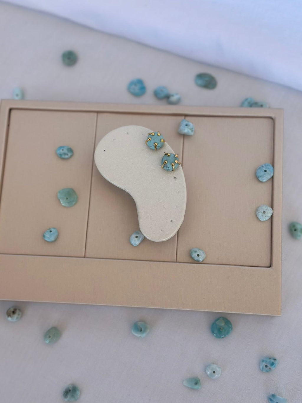 Par dormilonas larimar natural en bruto laminado oro expositor
